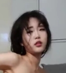 妹子风格的00后白幼瘦学生在学校的乖学生形象下，与家中的小小狗一起拍摄的照片，21v和351M的高清画质，可通过百度盘下载。