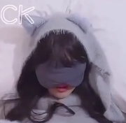 妹子风格的00后白幼瘦学生在学校的乖学生形象下，与家中的小小狗一起拍摄的照片，21v和351M的高清画质，可通过百度盘下载。