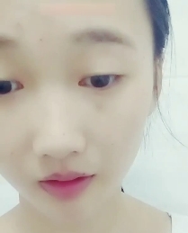 职专校服直播视频，小姑娘在教室里展示有尺度的4v视频，520m高清下载链接在百度盘上