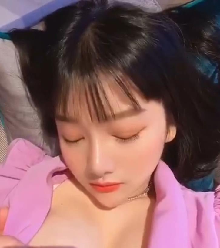 小尤奈抖音复出多V12G