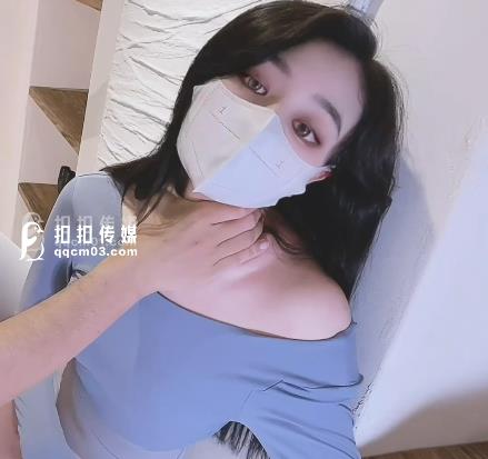 超人气91网红女神的星空瑜伽妹妹穿着紧身裤展现迷人的蜜臀，还配有1V472m的榨汁机