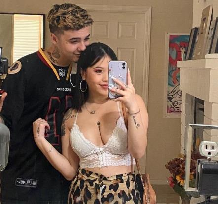 亚裔明星和博主Lang在Onlyfans平台上拥有百万粉丝，发布了一部2.6G的视频67V