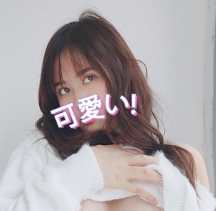 网红小姐姐微露腿，性感又迷人