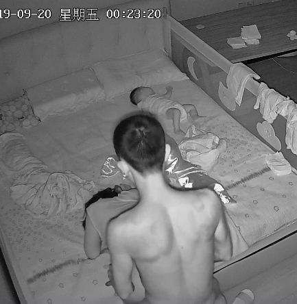 破解家庭摄像头拍摄夫妻和孩子da+pao的系列103V摄像头，容量为18G