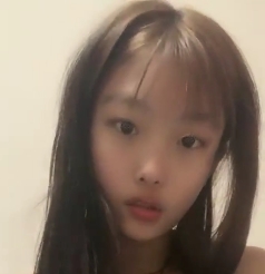 00后妹妹特写苗条身材和呆萌乖巧外貌的飞机场商品