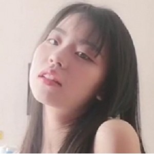 清纯小美女琪琪与四眼男的反差指教视频