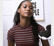 超市偷窃事件曝光！漂亮妹子被保安搜查，全身脱光！（2部视频，4.8G）