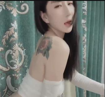 花椒直播：定制大度1v1互动，唱歌跳舞礼物丰富，满足年轻女性用户需求，下载体验