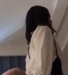 最新大瓜-长清大学门事件，别人心目中的白月光女神被体育生无情玩玩2V433M