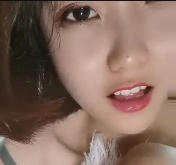 清纯大眼萌妹子在厕所放飞自我的某处拍摄,yinye百度盘