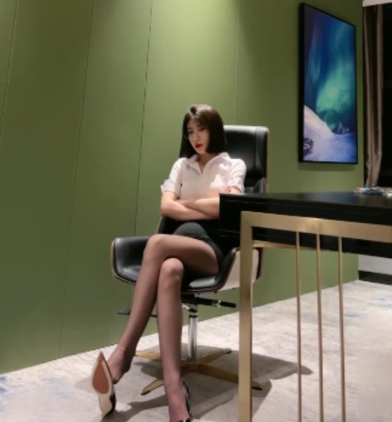 简一红色高跟套路直播合集:22个视频12G,舔脚脚丝袜踩踏全收录