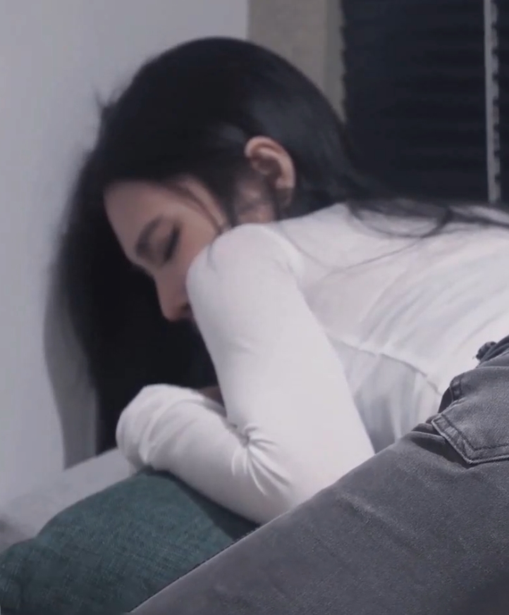 自行打包：漂亮美女牛仔裤开破洞，撅着屁屁被大物件无屏障进入花，解压密码方式，手机电脑观看