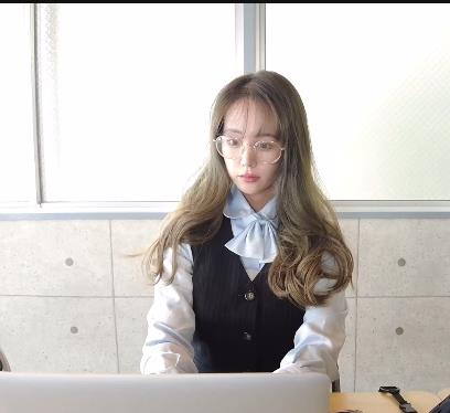 Naomii：领导视频通话，自拍作品，画面惊艳，棒棒糖下水道，跪姿惊艳观看