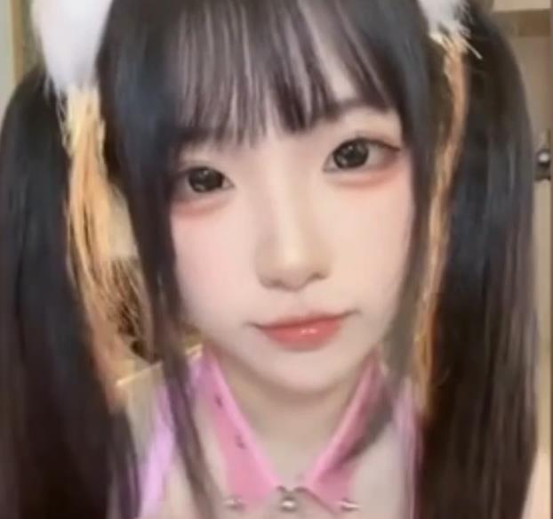 佐佐酱展示阿黑颜,宅男们来感觉了脸!1V和3.1G视频,颜值在线直播,微密圈等你来体验!