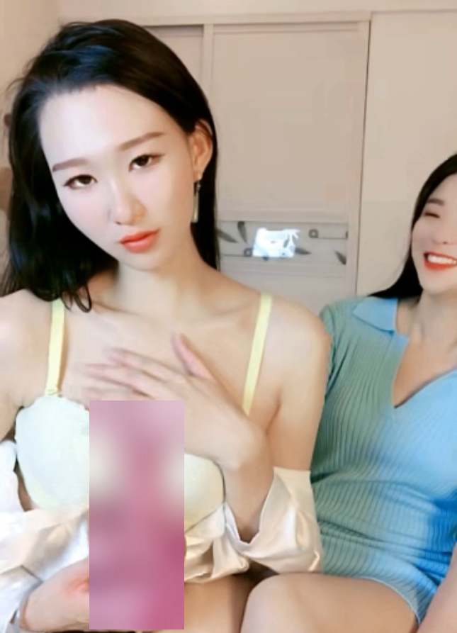 精选尤物女神姐妹花轮流C幸福老哥,性感双女舌吻抢着吃小怪兽,黑丝美臀玩弄位,高清1V+2.12G视频资源百度云下载