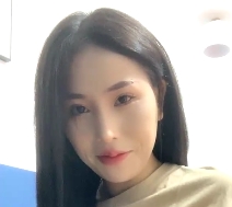 纹身美女居家装饰·朋友间互动轻松给力