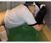 《网红{{网红名字}}给力演绎:一段性感体C服的浴池玩耍!》