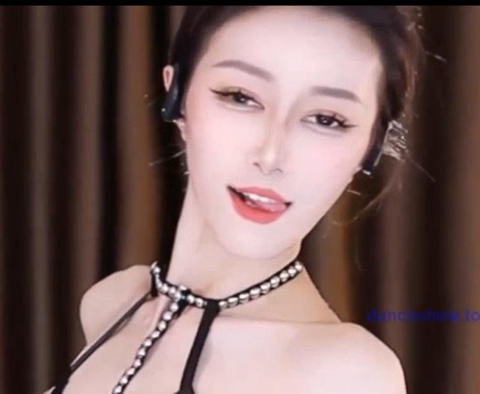 网易钱兜兜万元定制舞蹈视频，S劲抖舞小屁屁，车灯闪耀定力人工修复推荐观赏