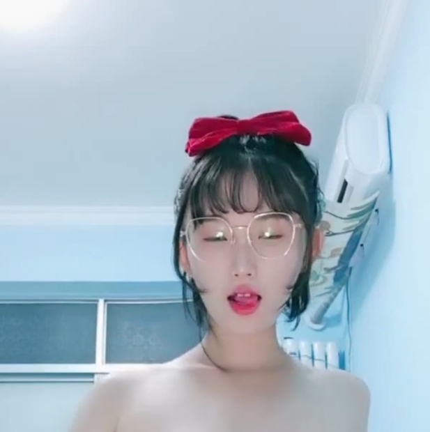 小九玥：年轻小美女的诱惑装扮，4.4g视频放飞自我