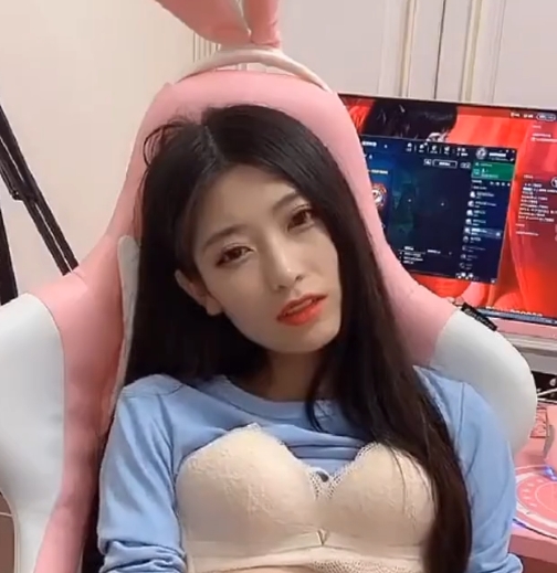 英雄联盟主播月月大小姐1v1挑战65m,精彩对决收藏无数