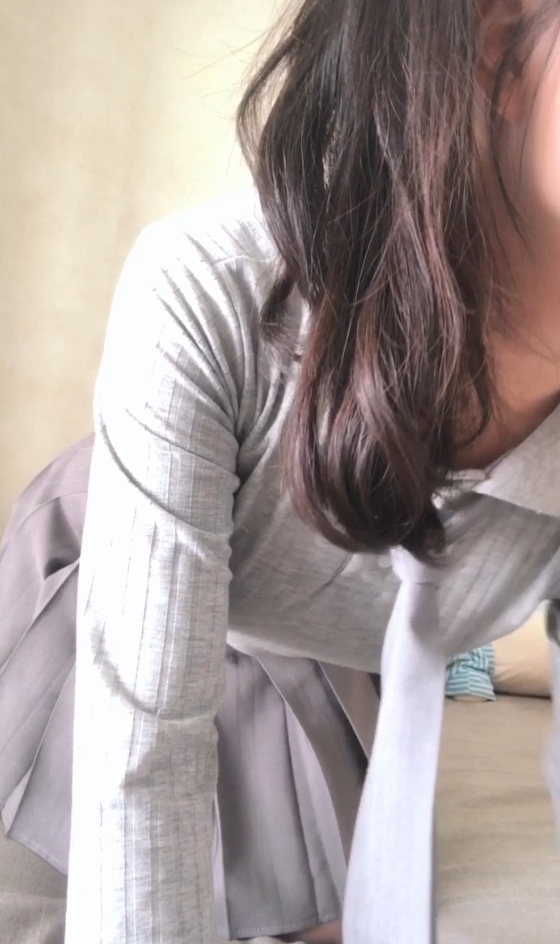 瑶瑶白桃少女：超乖睡不醒，827视频收藏，69v95.8g大小