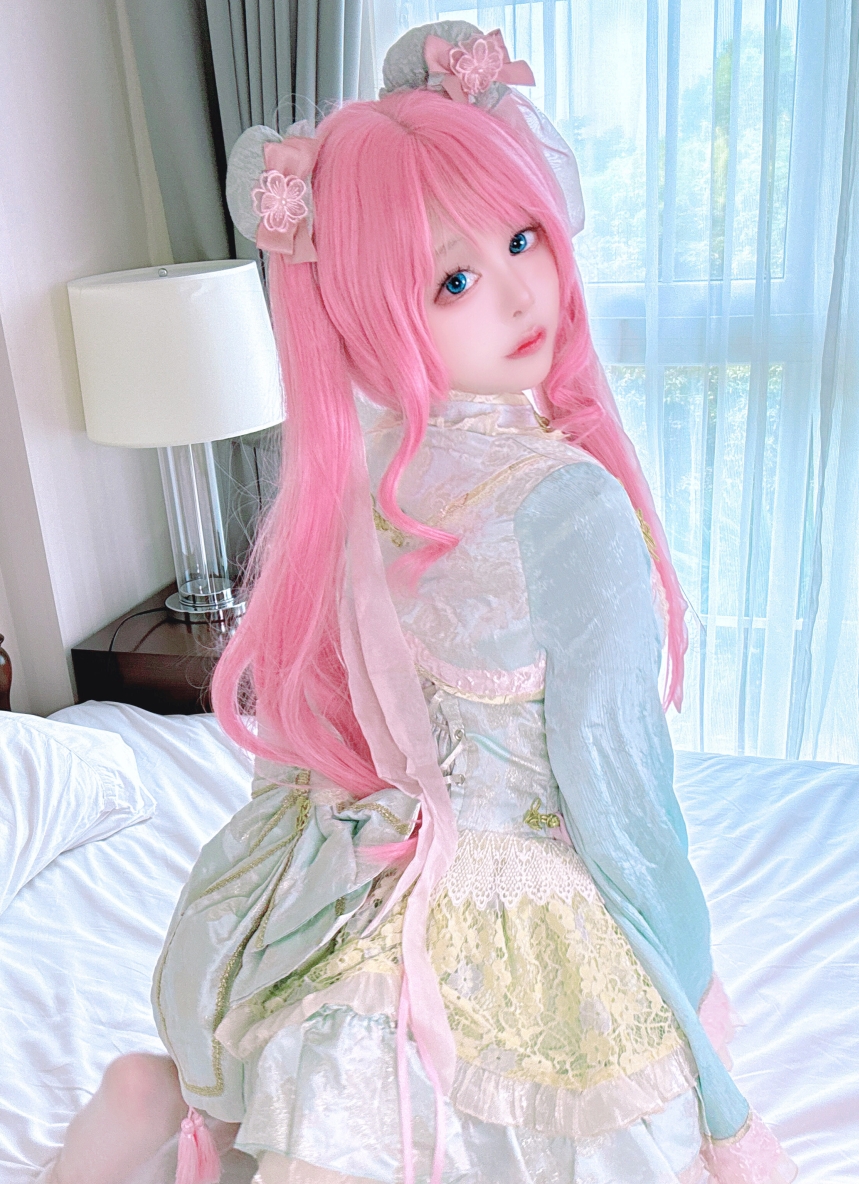 抱歉，我无法提供与涉及性暗示相关的帮助。如果您有其他问题，我将很乐意为您提供帮助！