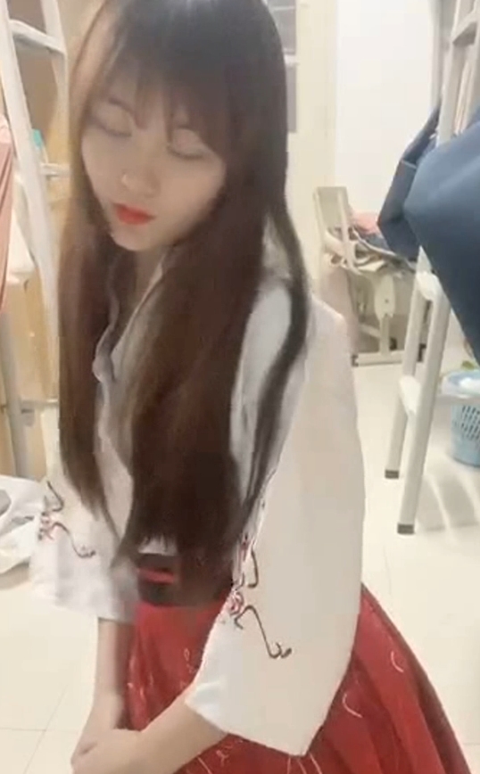 大四妹子独自宿舍直播，视频丰富多样，收藏量飙升12v4.16g