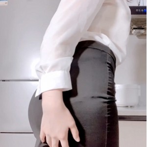 “飘零月月酱”合集：49.7g视频收藏，补百度ED2K资源，甜甜时期的皮质绑带