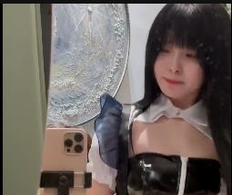 网红洛宝luobao1221自拍视频大放送,观看女神的32V2.7G资源