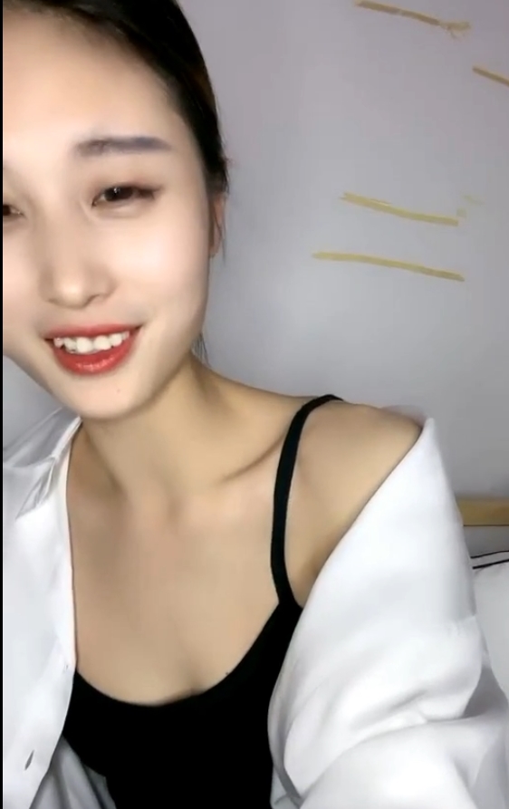 个视频都充满了她独特的个性和魅力。收藏她的视频,就像是收藏了一段轻松愉快的时光。想要一睹辣妹小九九的风采,不妨来百度搜索她的作品吧!