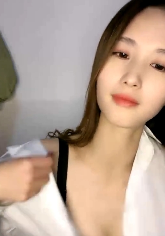 个视频都充满了她独特的个性和魅力。收藏她的视频,就像是收藏了一段轻松愉快的时光。想要一睹辣妹小九九的风采,不妨来百度搜索她的作品吧!