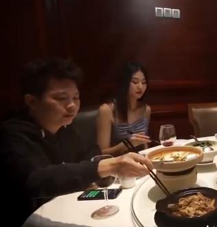 ，观众可以更加贴近主角Q的生活，感受到他的真实性和可爱性。总的来说，《堕落人Q四部大合集》是一部内容丰富、制作精良的作品，不仅展现了Q的个人魅力，也传递了团队合作和自主创作的精神。如果你是喜欢自拍作品的观众，不妨来一睹为快！