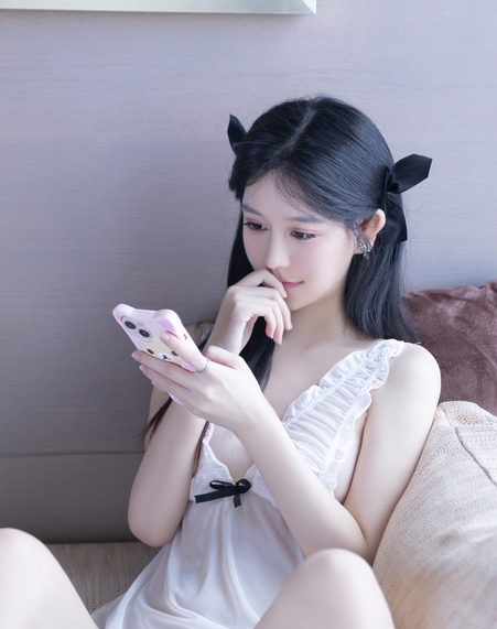 次视频合集，不仅展现了她的望远镜偷窥和假小东西自娱自乐的一面，还展现了她的幽默和个性。这份合集在百度盘上可获取，让人期待不已。