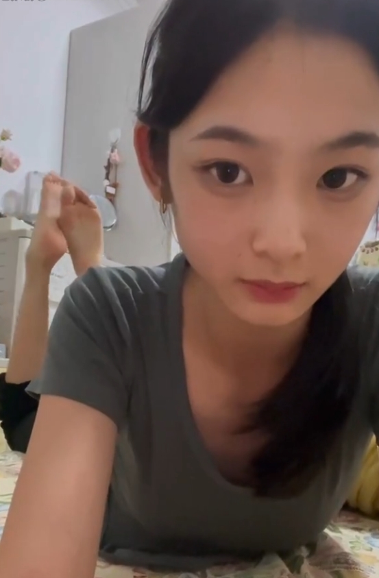 迷人嫩脚:女大学生瑜s宿舍视频30v450M永久有效