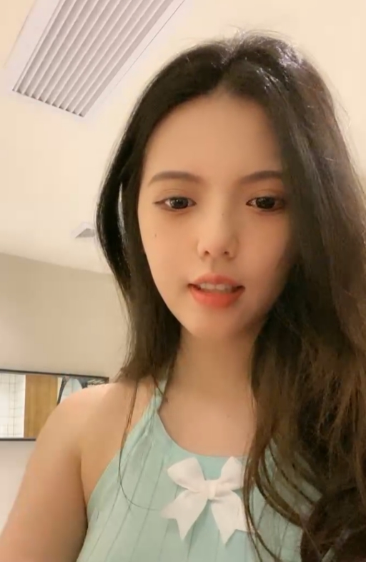学生妹小辰吾妮微信福利直播聊天节目，尺度适中，下载视频随心所欲！
