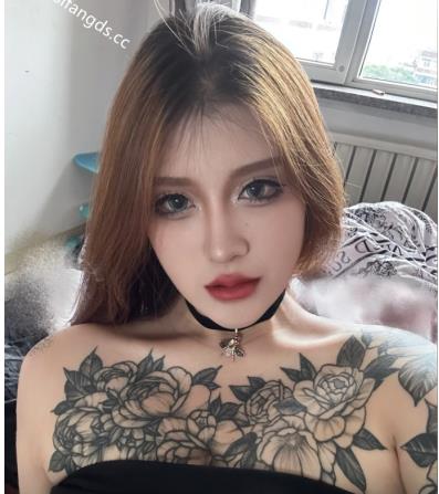 优质快手迷人大野驴最新合集9V399M，露脸棒棒糖纹身短视频