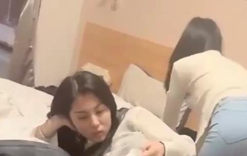 双F高颜闺蜜自拍合集1V918M，手机露脸，精彩不断！