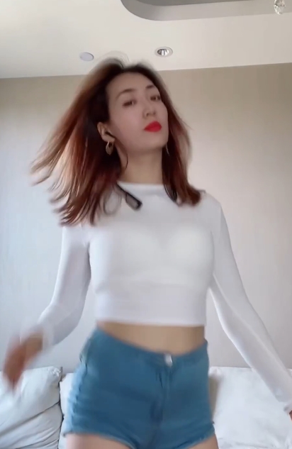 转载录屏精选大罩杯网红热舞合集124V7.55G,抖馒头舞与甩奶舞精彩纷呈