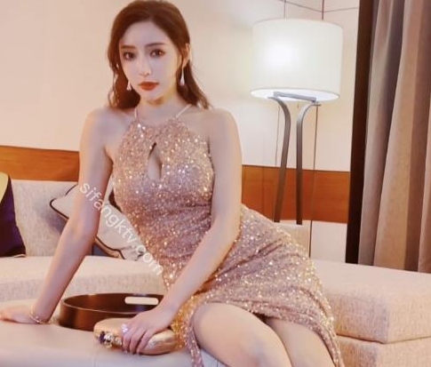 大众女神秀人网王馨瑶金色礼服最新合集1V1G，优雅迷人