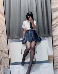 抖音嫩萝L不露脸MomoYih自拍合集17V5.1G,幻影金龙首次被C