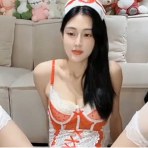 《[自行打包]Stripchat高挑主播Angela000优质表演合集8V3.37G，视觉冲击与自我探索》