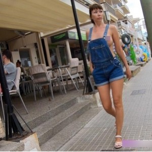 欧美某推成熟怪异展示大神naughty_lada完整合集33V6.5G，街头透视惊艳