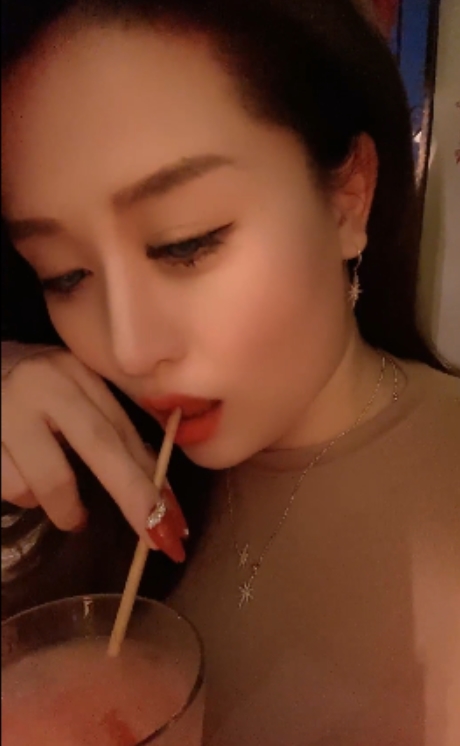 抖音牛奶秋刀姨沉沦系列4片1.4GB热辣上线