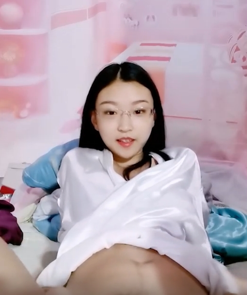 诱人眼镜妹子视频1部363M网盘资源